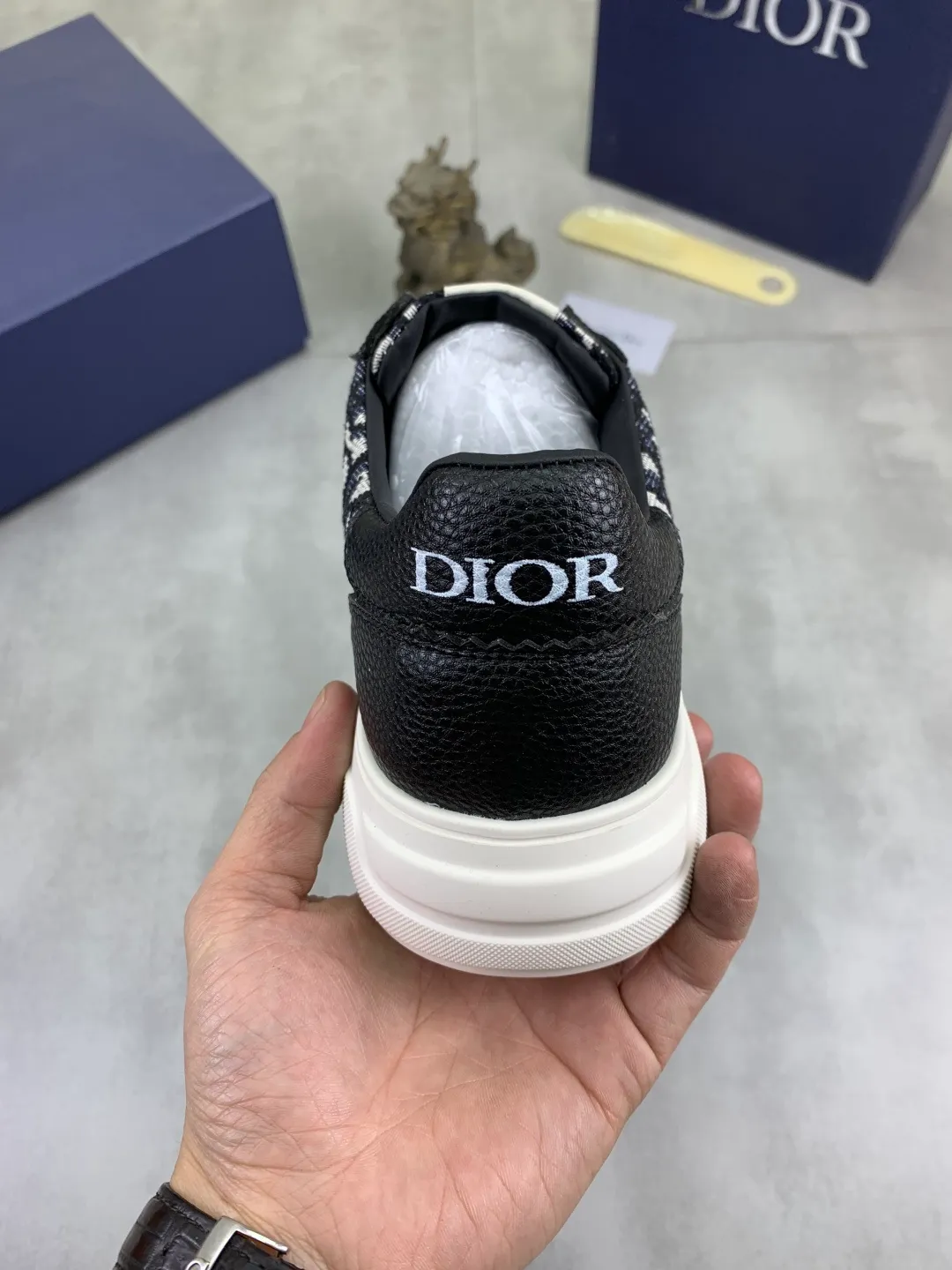 Men's men's shoes P420💰[New style]🆘[Dior] Dior original lace-up low-top men's shoes Classic casual shoes 🔥This model is the official classic model with high quality and made by famous original designers. It is made of high-quality cowhide with original materials➕comfortable and breathable mesh lining➕pigskin insole. The perfect last shape and generous and fashionable design have attracted many consumers and are suitable for drivers to drive🚗. What you want is the best quality in the market. Color: 4️⃣Color Code number: 38--44 (45 customized)